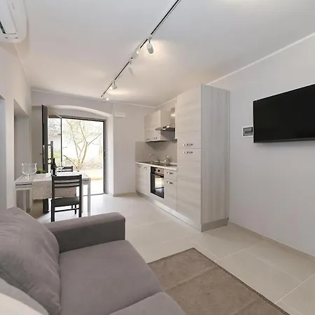 Beachfront Boutique Duplex In * Preko