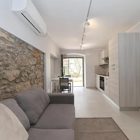 Beachfront Boutique Duplex In Preko