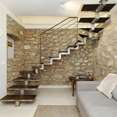 Beachfront Boutique Duplex In Preko