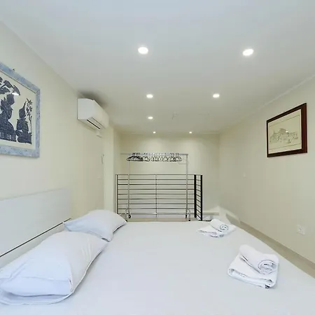 Beachfront Boutique Duplex In Preko
