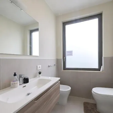 Beachfront Boutique Duplex In Preko