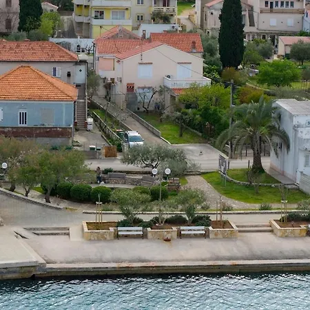 Beachfront Boutique Duplex In Preko